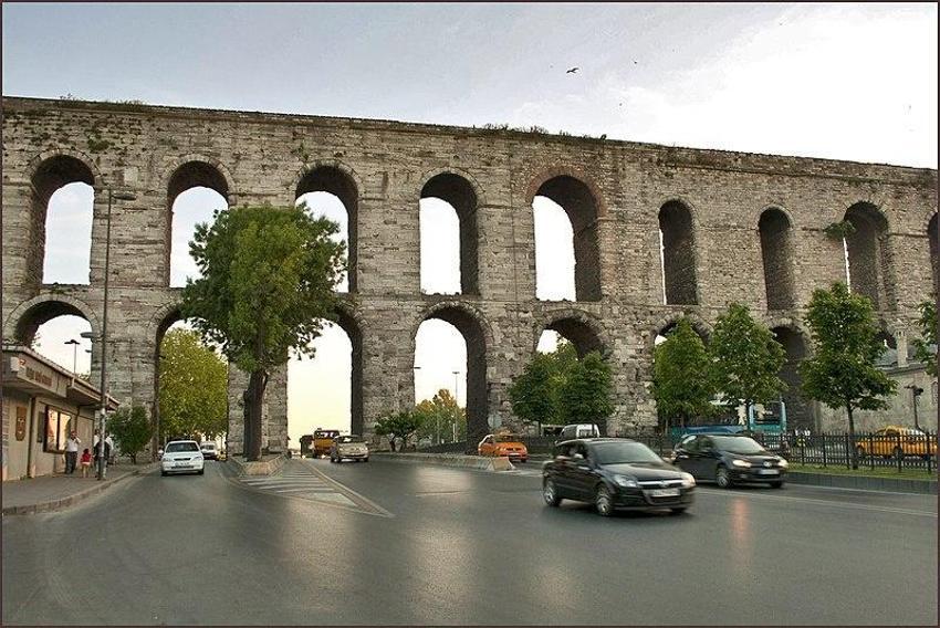 Bozdoğan Kemeri'ni (Valens Su Kemeri) kim (hangi imparator) yapmıştır? İstanbul Fatih'teki Bozdoğan Kemeri kaç yılında yapılmıştır?