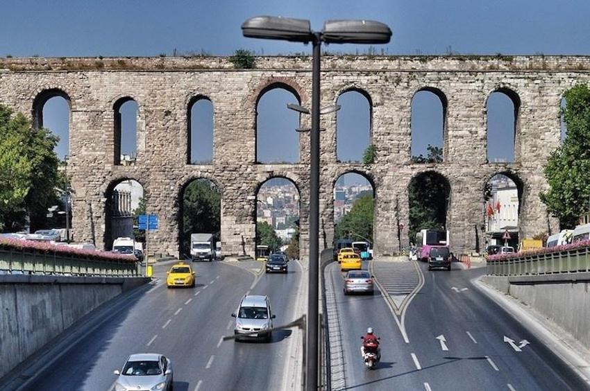 Bozdoğan Kemeri'ni (Valens Su Kemeri) kim (hangi imparator) yapmıştır? İstanbul Fatih'teki Bozdoğan Kemeri kaç yılında yapılmıştır?