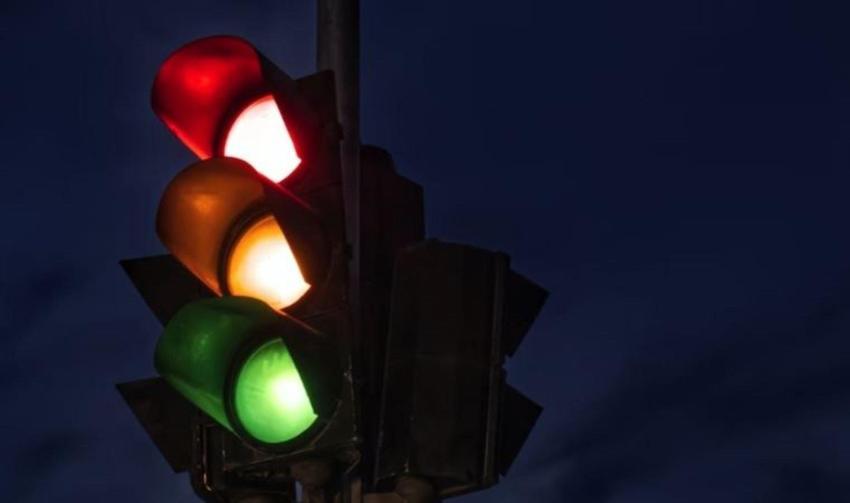 Trafik ışıkları neden hep yuvarlak şekildedir? Trafik lambalarında neden kırmızı, sarı, yeşil renk kullanılır?