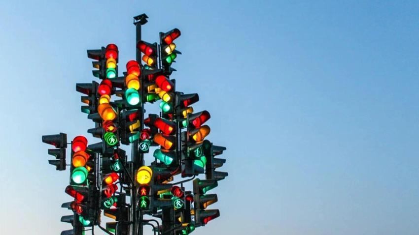 Trafik ışıkları neden hep yuvarlak şekildedir? Trafik lambalarında neden kırmızı, sarı, yeşil renk kullanılır?
