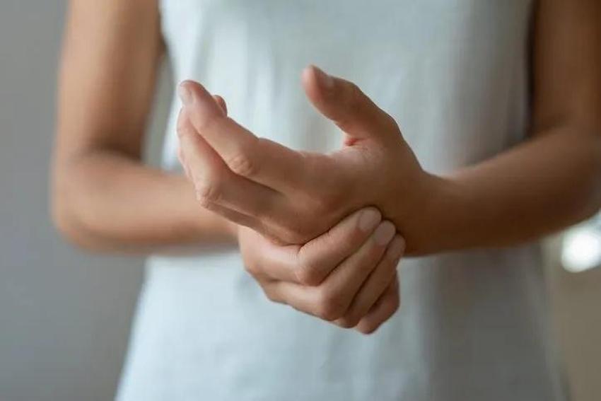 Kanserin ilk belirtisi dizlerde kendini gösteriyor: Eğer dizinizde bu hareket varsa...