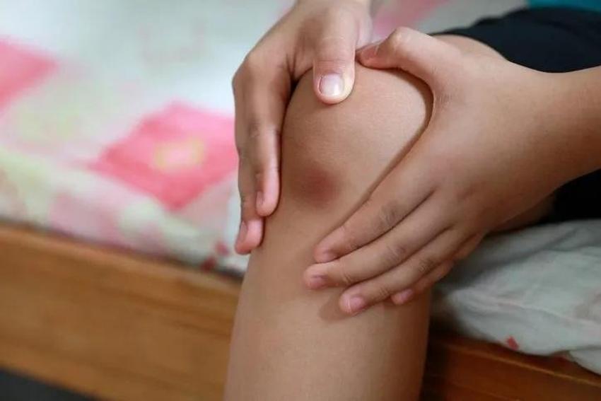 Kanserin ilk belirtisi dizlerde kendini gösteriyor: Eğer dizinizde bu hareket varsa...