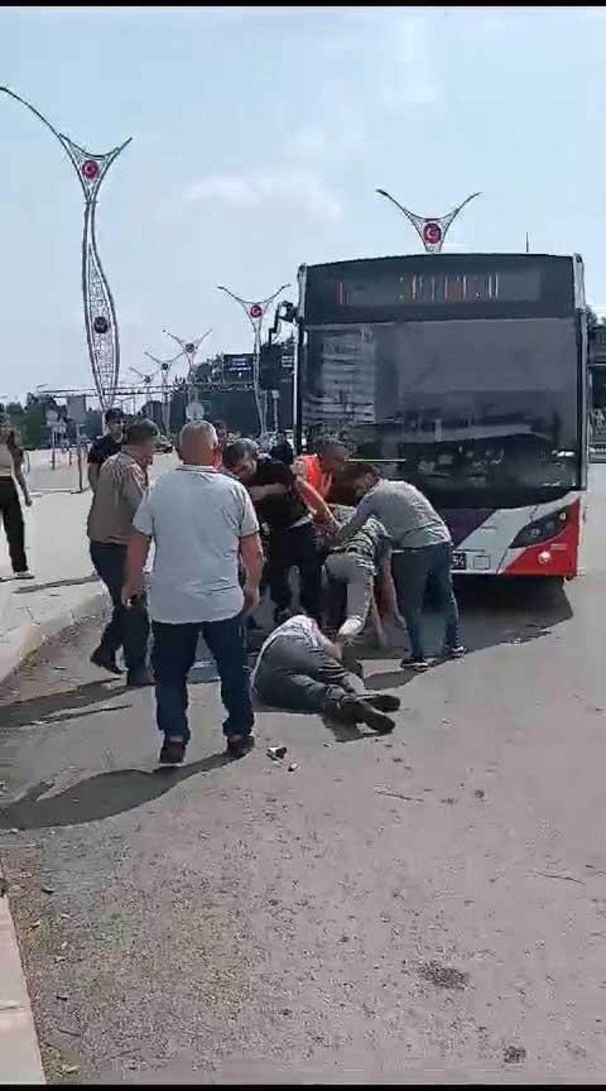 Yol vermedi bahanesiyle şoförü tekme tokat dövdüler
