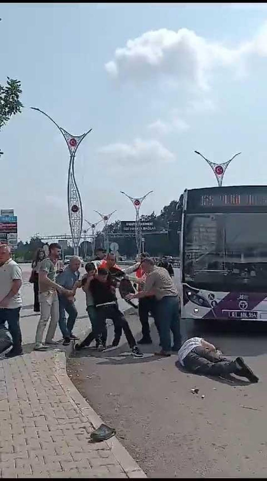 Yol vermedi bahanesiyle şoförü tekme tokat dövdüler