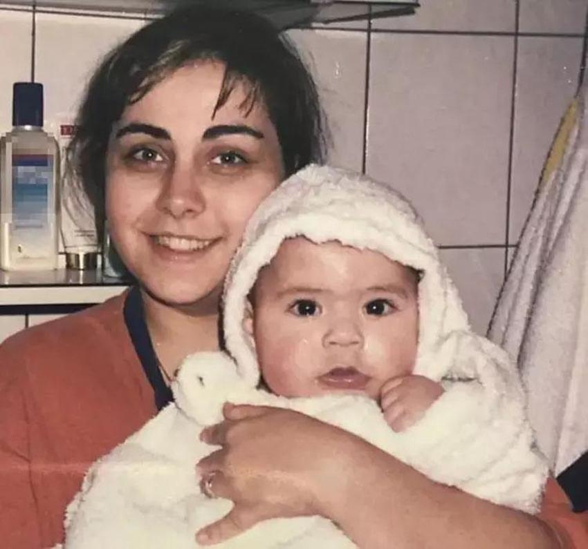 Çiçek Dilligil ve Bora Öztoprak'ın oğlu cinsiyet değiştirdi! Yeni adı 'Ayda'