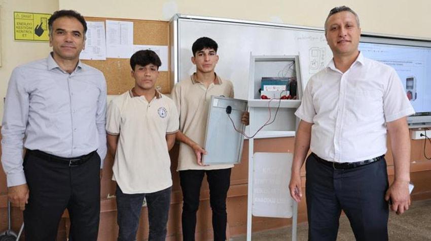 Adanalı meslek lisesi öğrencileri güneş enerjisi sistemiyle çalışan şarj istasyonu üretti