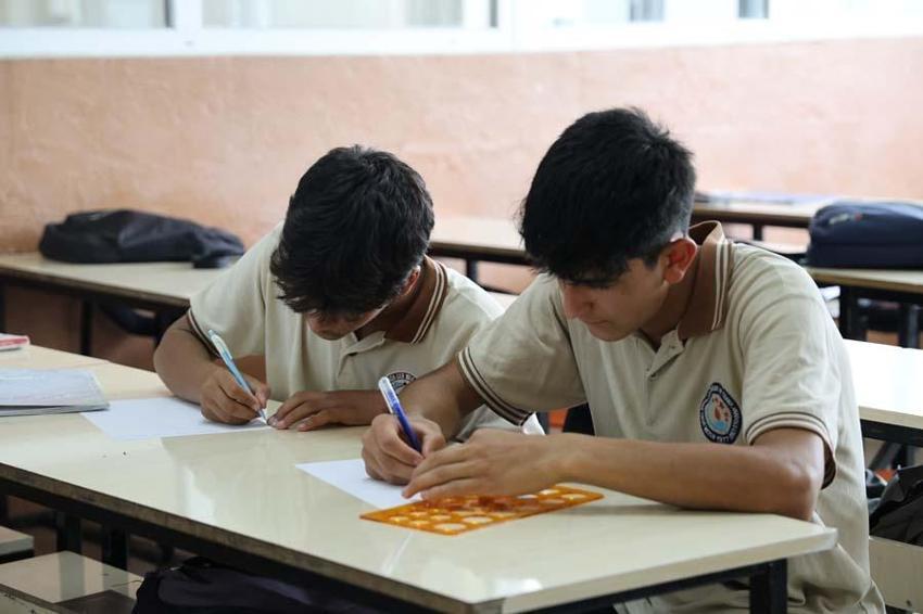 Adanalı meslek lisesi öğrencileri güneş enerjisi sistemiyle çalışan şarj istasyonu üretti