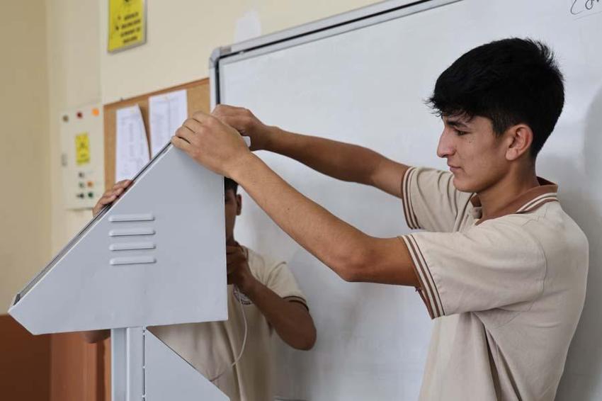 Adanalı meslek lisesi öğrencileri güneş enerjisi sistemiyle çalışan şarj istasyonu üretti