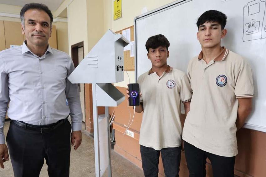 Adanalı meslek lisesi öğrencileri güneş enerjisi sistemiyle çalışan şarj istasyonu üretti