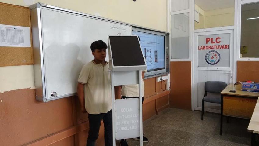 Adanalı meslek lisesi öğrencileri güneş enerjisi sistemiyle çalışan şarj istasyonu üretti