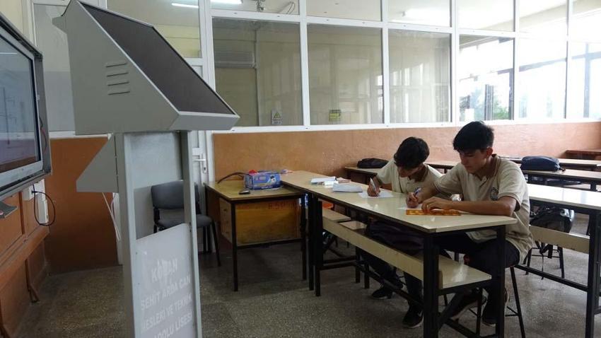 Adanalı meslek lisesi öğrencileri güneş enerjisi sistemiyle çalışan şarj istasyonu üretti