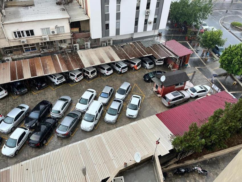 Adana'da sağanak yolları göle çevirdi! Vatandaşlar yolda yürüyemez oldu
