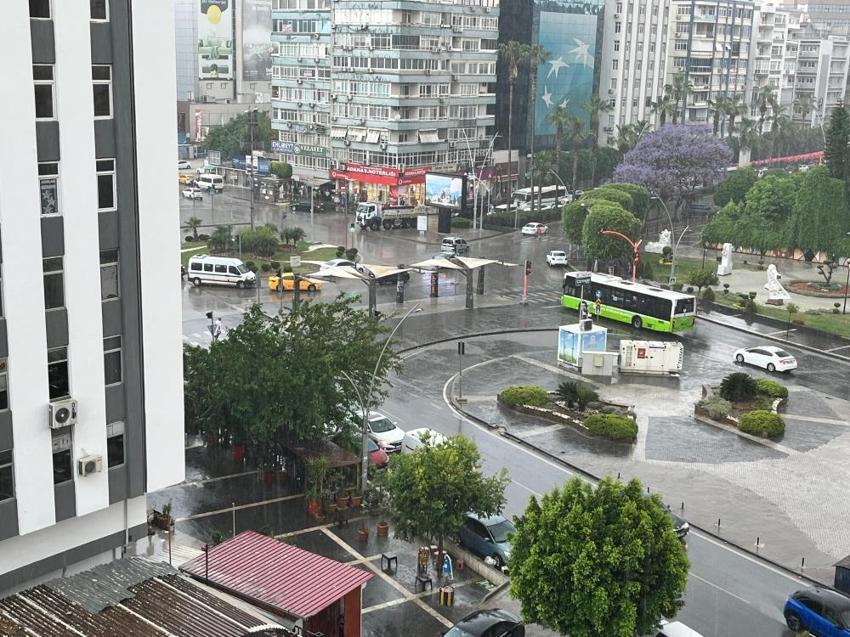 Adana'da sağanak yolları göle çevirdi! Vatandaşlar yolda yürüyemez oldu