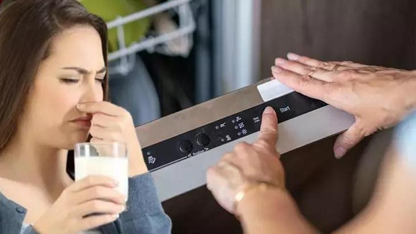Bulaşıkların kötü kokusu bunu yapınca yok oluyor; Bardakları ışıl ışıl yapan tüyo