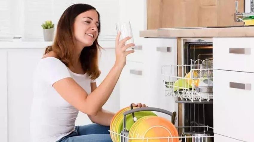 Bulaşıkların kötü kokusu bunu yapınca yok oluyor; Bardakları ışıl ışıl yapan tüyo
