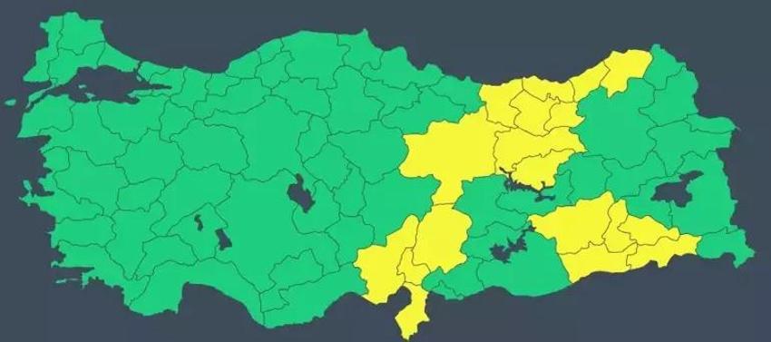 Mayıs'ta kar sürprizi: Lapa lapa yağış başladı! 11 kent kara teslim olacak, 29 ilde sarı alarm verildi