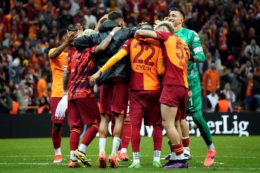 Galatasaray'da Okan Buruk'tan Bülent Uygun cevabı! 'Çok büyük kavga var'