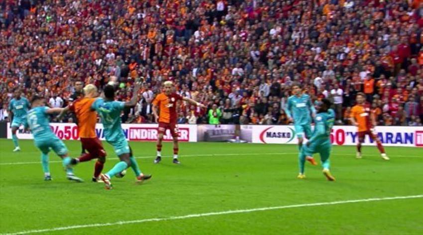 Galatasaray - Sivasspor maçına penaltı beklenen an, iptal edilen gol damga vurdu! Çarpıcı değerlendirme