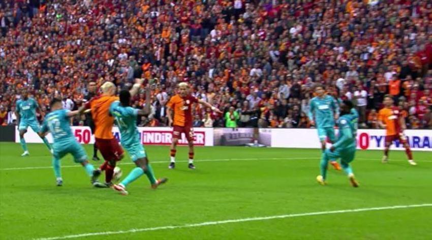 Galatasaray - Sivasspor maçına penaltı beklenen an, iptal edilen gol damga vurdu! Çarpıcı değerlendirme