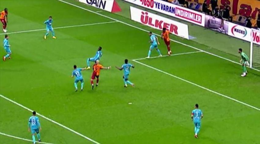 Galatasaray - Sivasspor maçına penaltı beklenen an, iptal edilen gol damga vurdu! Çarpıcı değerlendirme