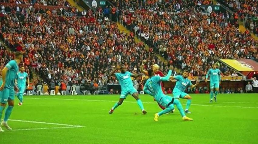 Galatasaray - Sivasspor maçına penaltı beklenen an, iptal edilen gol damga vurdu! Çarpıcı değerlendirme