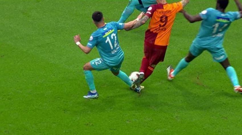 Galatasaray - Sivasspor maçına penaltı beklenen an, iptal edilen gol damga vurdu! Çarpıcı değerlendirme