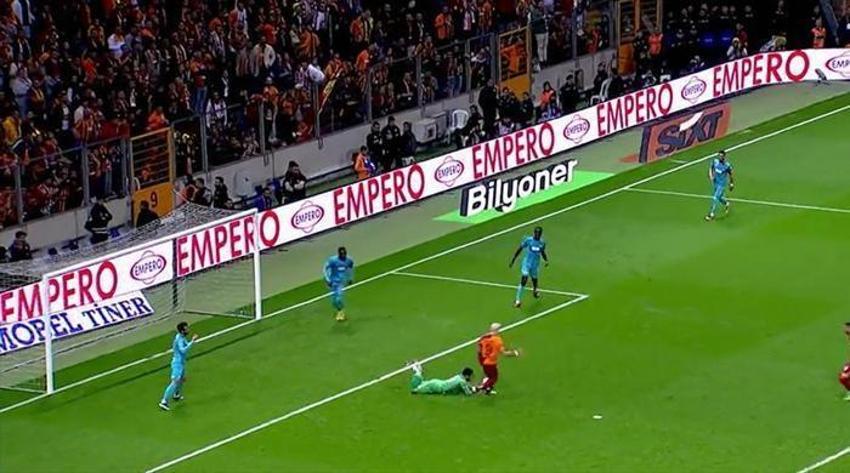 Galatasaray - Sivasspor maçına penaltı beklenen an, iptal edilen gol damga vurdu! Çarpıcı değerlendirme