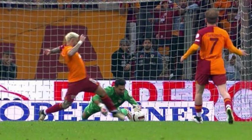 Galatasaray - Sivasspor maçına penaltı beklenen an, iptal edilen gol damga vurdu! Çarpıcı değerlendirme
