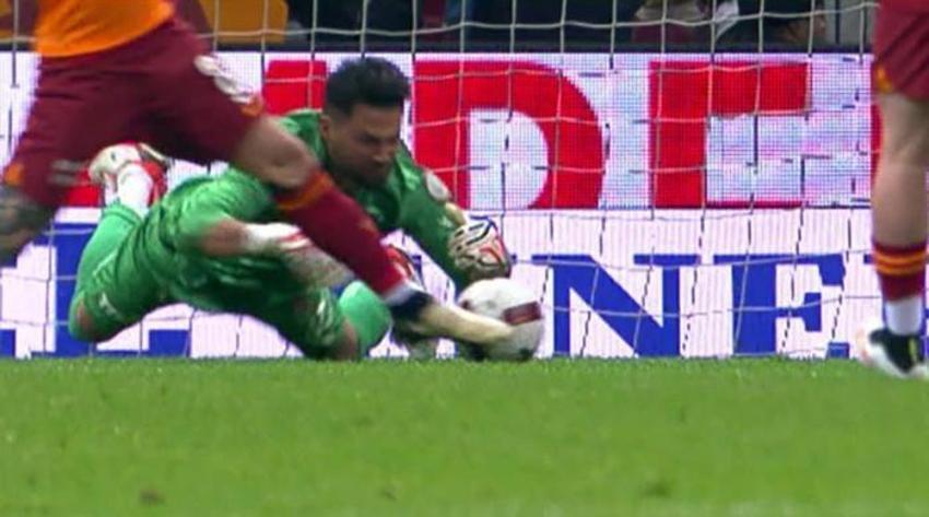 Galatasaray - Sivasspor maçına penaltı beklenen an, iptal edilen gol damga vurdu! Çarpıcı değerlendirme
