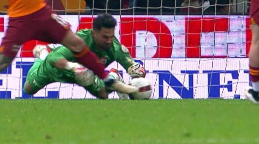 Galatasaray - Sivasspor maçına penaltı beklenen an, iptal edilen gol damga vurdu! Çarpıcı değerlendirme