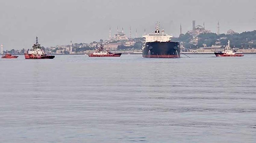Haydarpaşa açıklarında yük gemisi karaya oturdu, boğaz trafiği askıya alındı