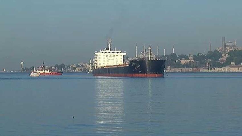 Haydarpaşa açıklarında yük gemisi karaya oturdu, boğaz trafiği askıya alındı