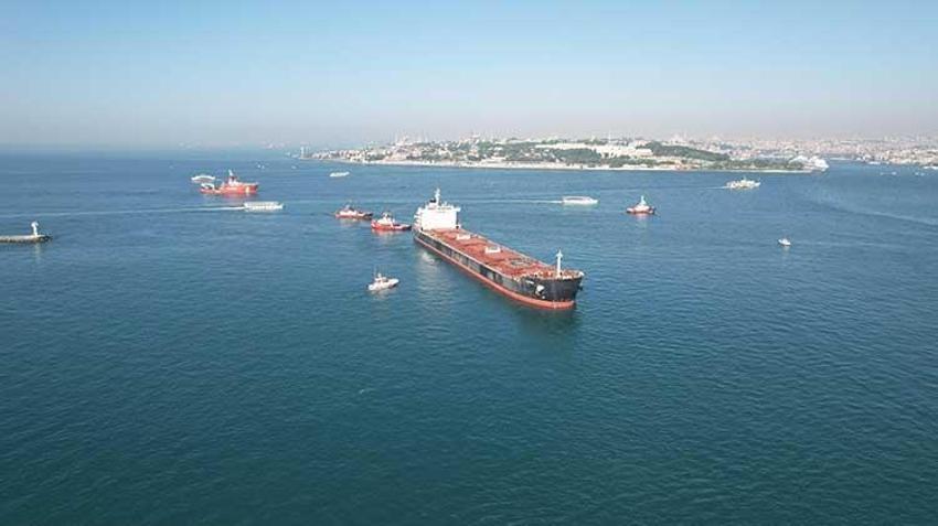 Haydarpaşa açıklarında yük gemisi karaya oturdu, boğaz trafiği askıya alındı