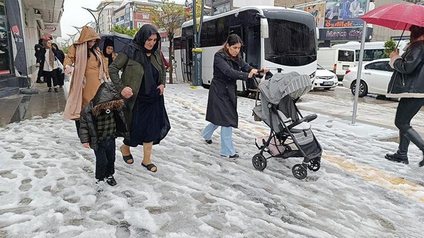 Resmen lapa lapa kar yağdı! Mayıs ayında her yer beyaza büründü, sıcaklıklar sıfırın altına düştü