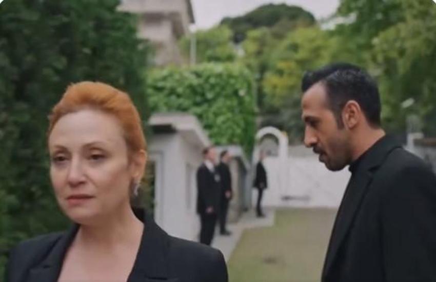 Bir sahne Abidin'in sırrını verdi: Yalı Çapkını dizisinde İfakat mesajı vermiş! Meğer Korhanlar'ın konağında her şey gün gibi ortadaymış