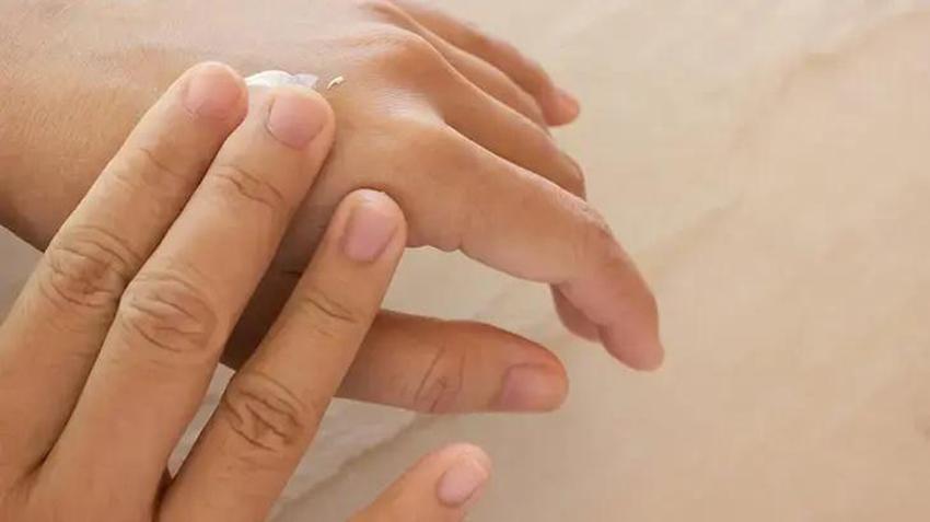 Ellerinizi Ayçiçek yağına batırıp bir kaşık ekleyin:  Kuruyan elleri nemlendirmek için bu kombinasyonu direk uygulayın!