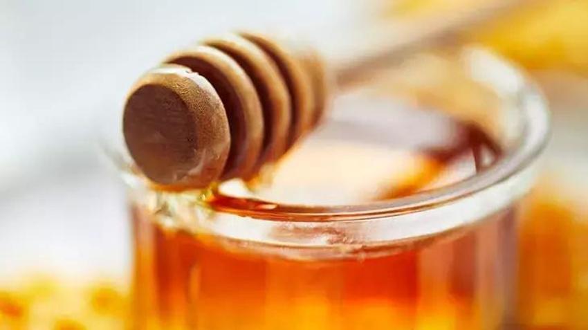 Ellerinizi Ayçiçek yağına batırıp bir kaşık ekleyin:  Kuruyan elleri nemlendirmek için bu kombinasyonu direk uygulayın!