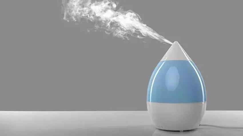 Ellerinizi Ayçiçek yağına batırıp bir kaşık ekleyin:  Kuruyan elleri nemlendirmek için bu kombinasyonu direk uygulayın!