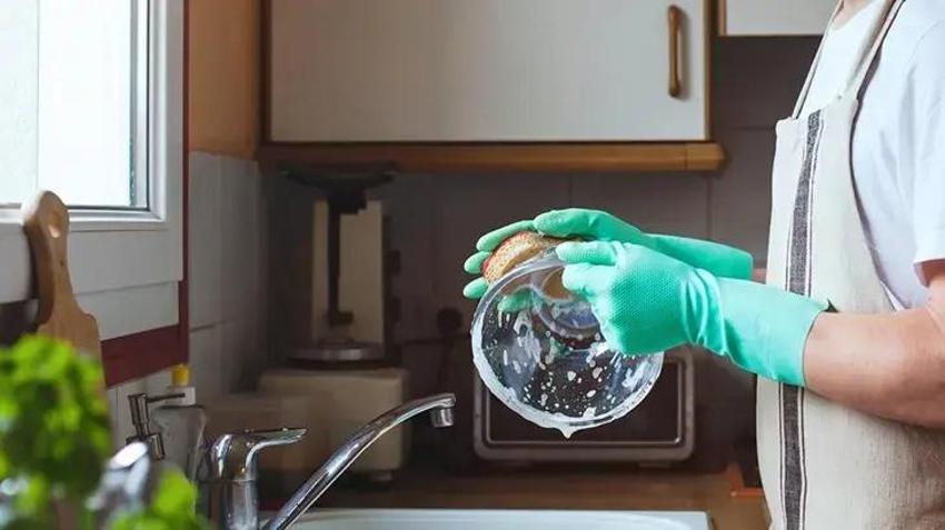 Ellerinizi Ayçiçek yağına batırıp bir kaşık ekleyin:  Kuruyan elleri nemlendirmek için bu kombinasyonu direk uygulayın!