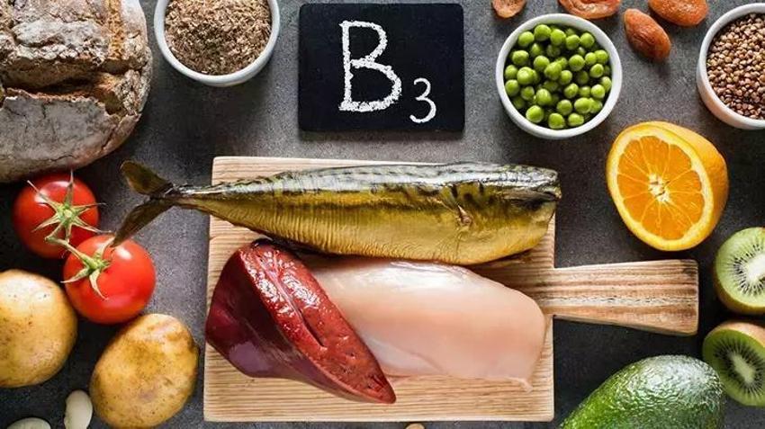 Ellerinizi Ayçiçek yağına batırıp bir kaşık ekleyin:  Kuruyan elleri nemlendirmek için bu kombinasyonu direk uygulayın!