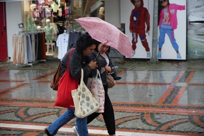 Sağanak yağış ve toz taşınımı uyarısı! Meteoroloji ve valilikten peş peşe uyarılar geldi