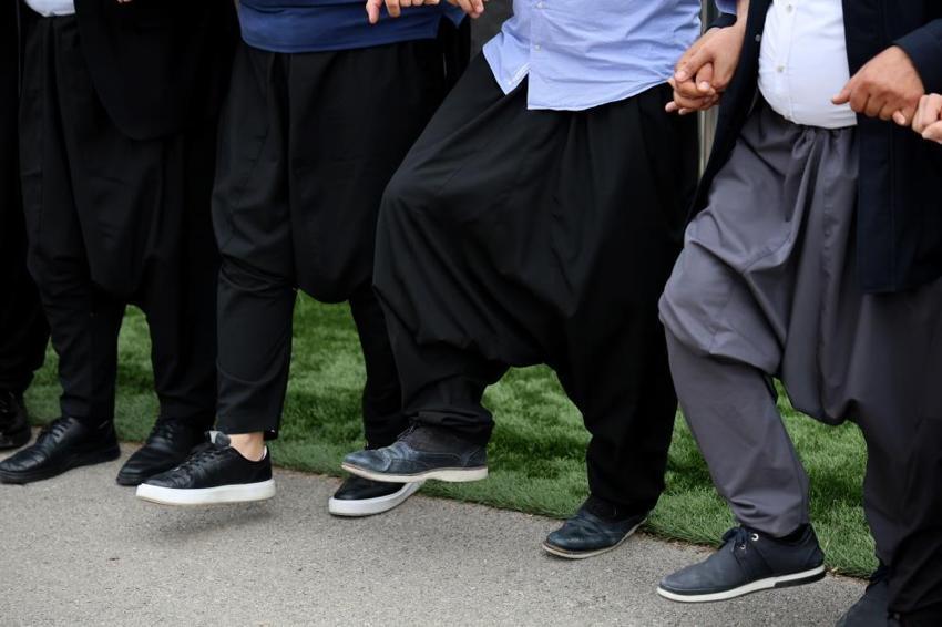 Adana şalvarının tescillenmesini davul zurna ile kutladılar