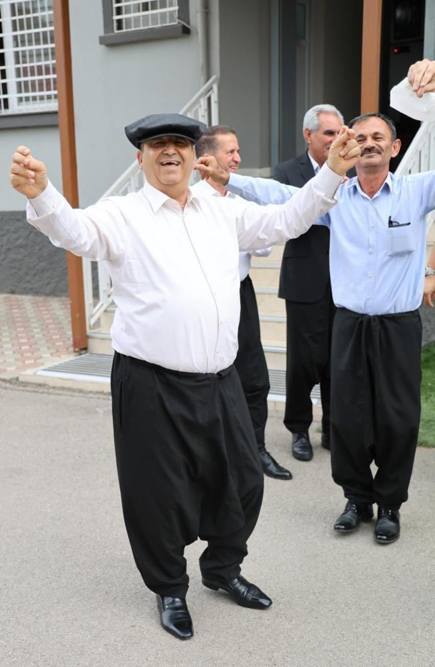 Adana şalvarının tescillenmesini davul zurna ile kutladılar