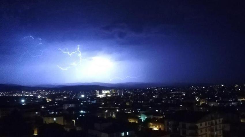 Mart'ta yağmayan kar Mayıs'ta yağdı! Lapa lapa kar yağışını gören gözlerine inanamadı! Batı illeri de beyaza büründü