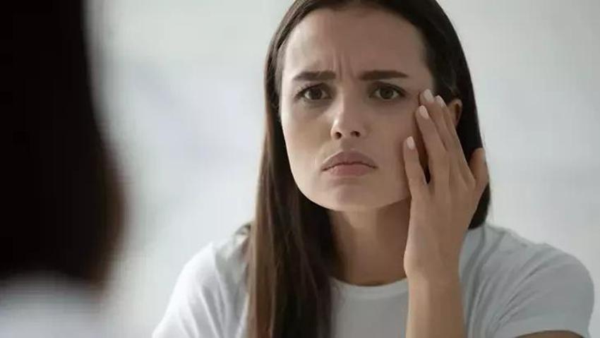 Göz çevresini gerdikçe geriyor; Göz altını ışıldatan meğer salatalık değil oymuş!