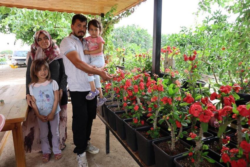 “Bir dal çiçek istediler” serasını kurdu