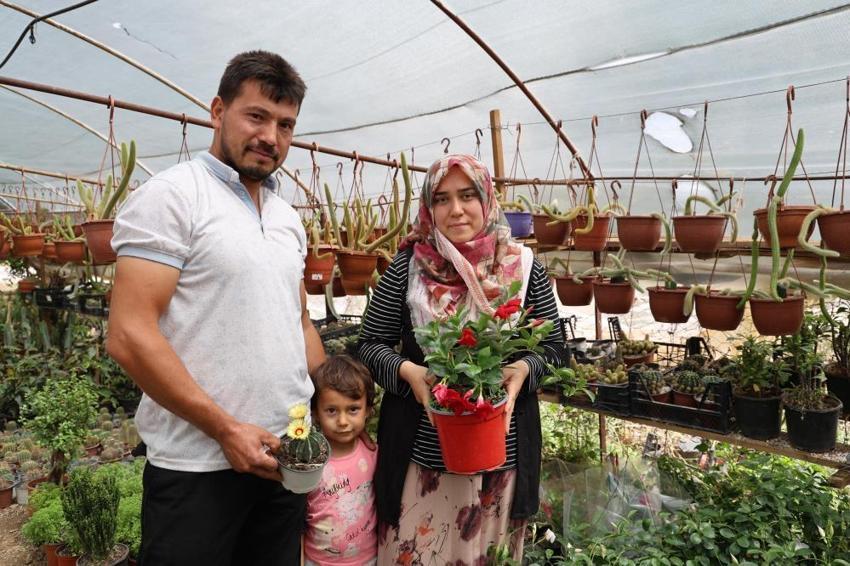 “Bir dal çiçek istediler” serasını kurdu