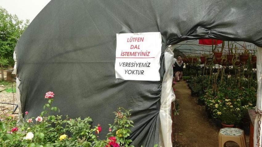 “Bir dal çiçek istediler” serasını kurdu