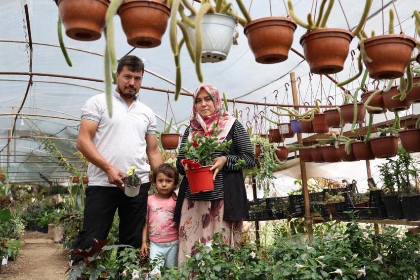 “Bir dal çiçek istediler” serasını kurdu