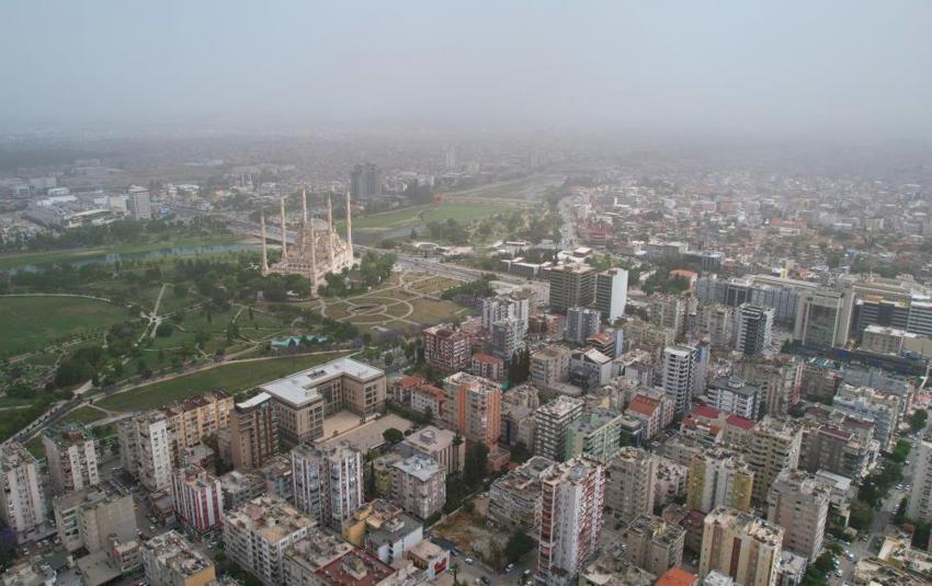 Adana'da kenti kaplayan toz bulutu dron ile görüntülendi